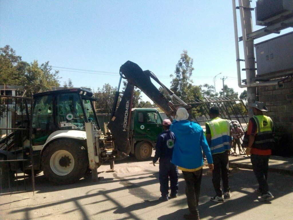 በከተማዋ የተለያዩ አካባቢዎች በአጥር የተዘጉ የውስጥ ለውስጥ መንገዶችን የመክፈት ሥራ እንደቀጠለ ነው