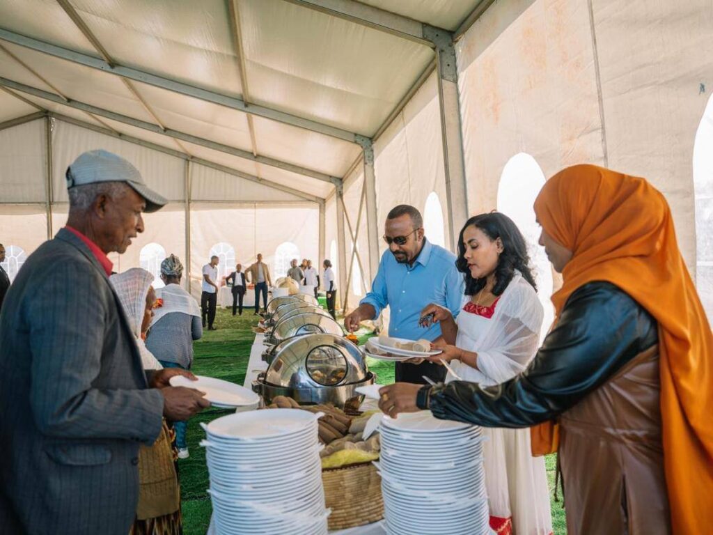 ዛሬ ከቀዳማዊት እመቤት ዝናሽ ታያቸው እና ከፍተኛ የመንግሥት አመራሮች ጋር በመሆን፣ የክረምት በጎ አድራጎት መርሃ ግብር